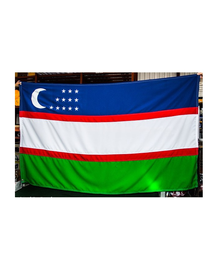 Bandera Uzbekistán exterior